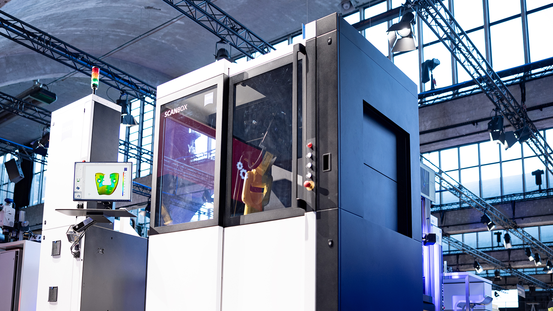 Le processus de fabrication hybride d'Armbruster GmbH pour les implants d'essai combine des méthodes additives et soustractives. 