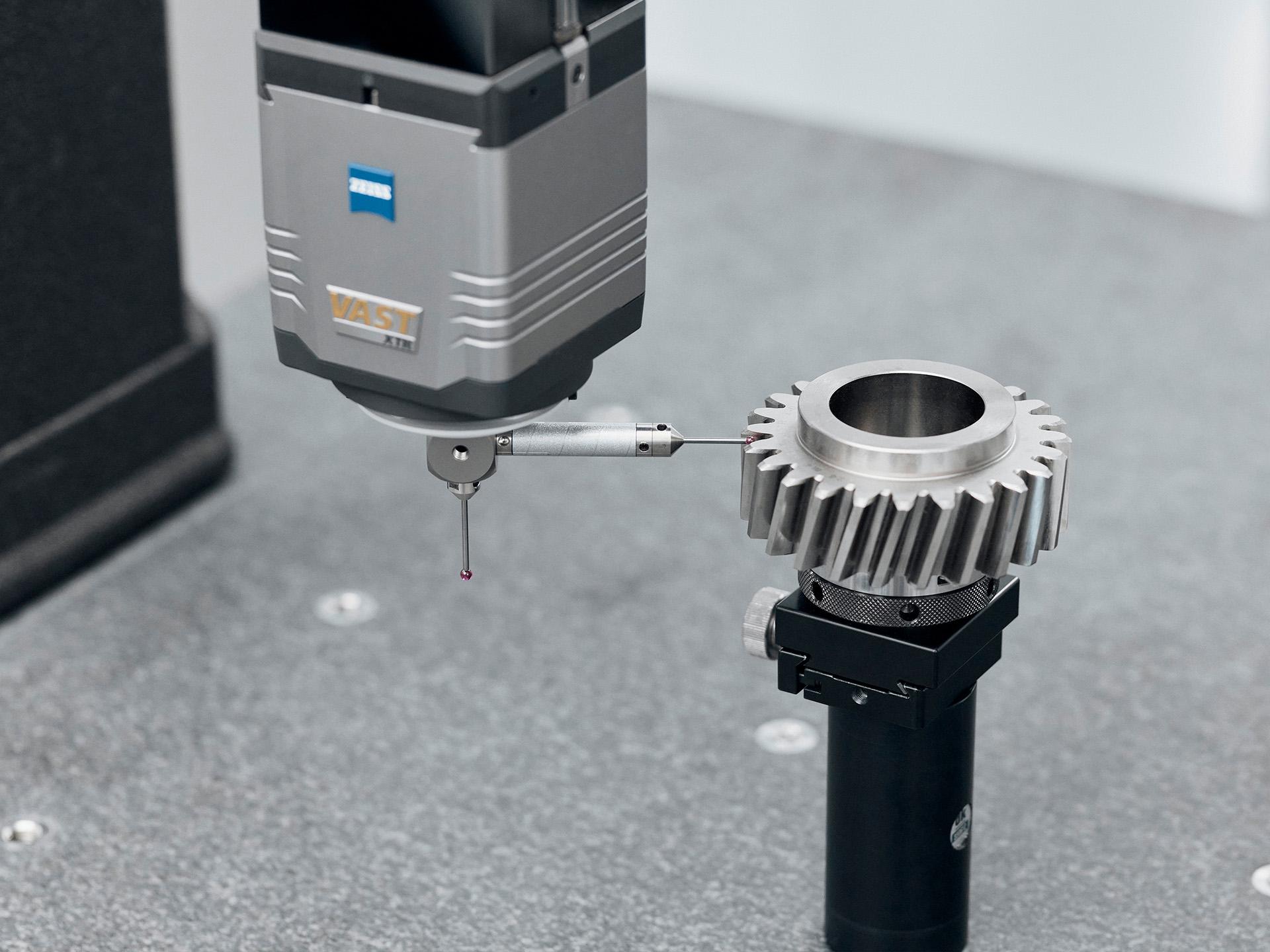 ZEISS VAST XTR gold met draai-scharnier maakt verschillende hoeklocaties mogelijk.