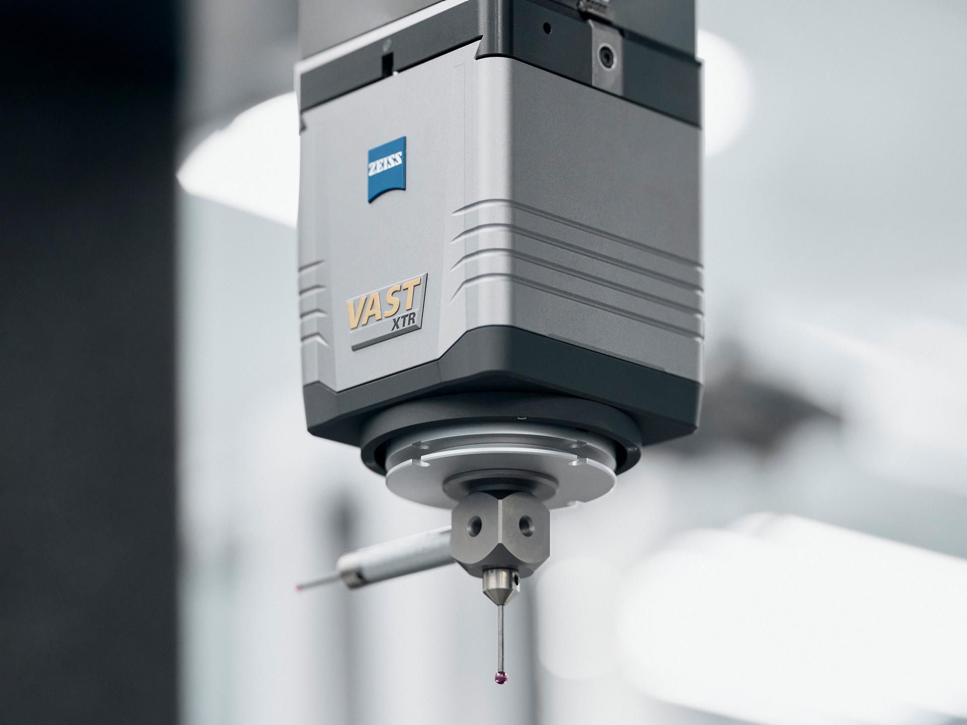 ZEISS VAST XTR gold met draai-scharnier maakt verschillende hoeklocaties mogelijk.