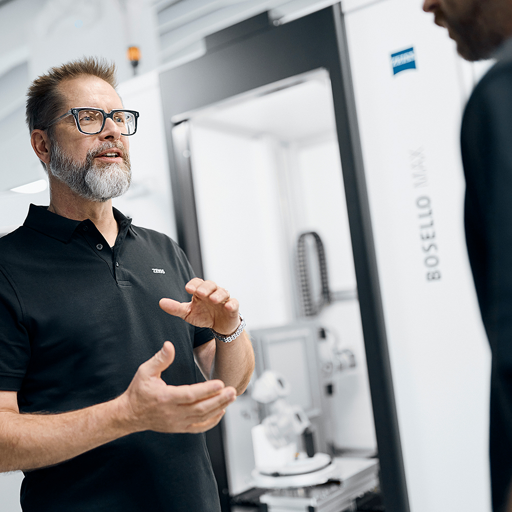 Ervaren onderhoudstechnicus van een ZEISS BOSELLO 2D röntgensysteem