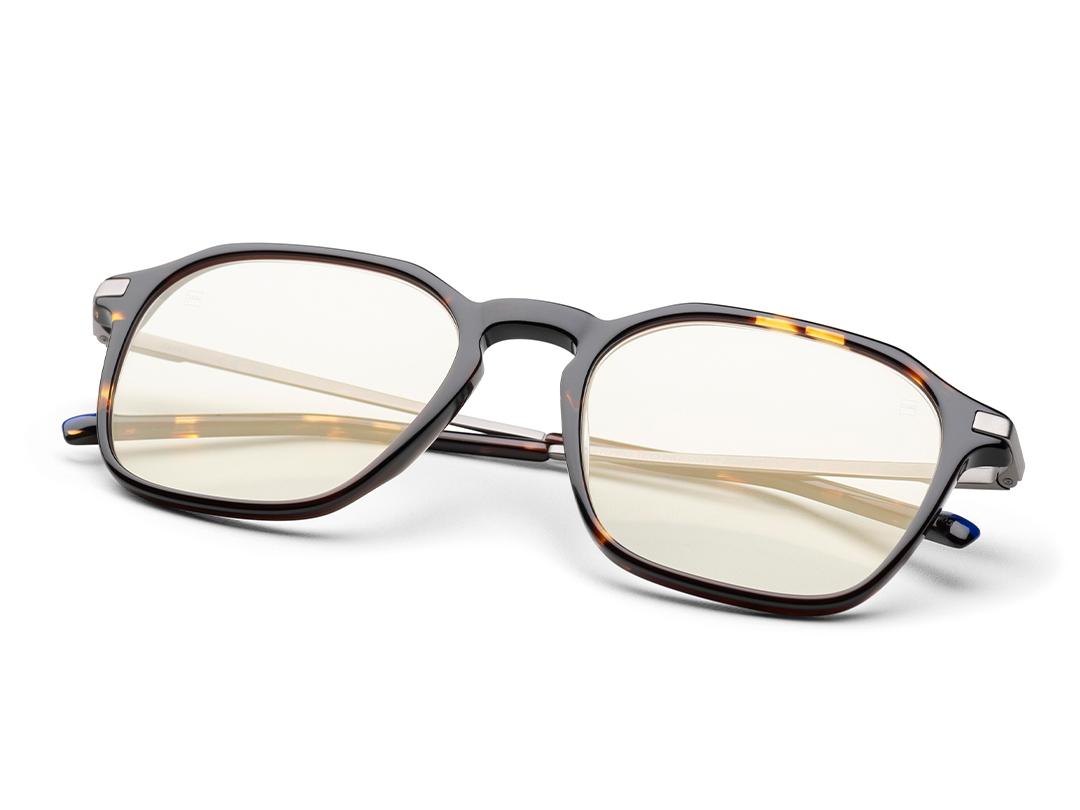 Heldere brillenglazen in een bruin montuur met ZEISS DuraVision Gold UV antireflectiecoating voor brillenglazen.