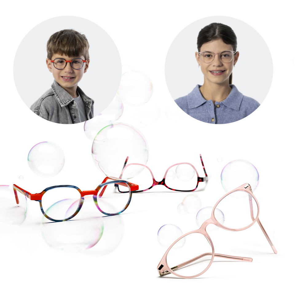 Un portrait d’un jeune garçon portant des lunettes à côté d’un autre portrait d’une fille plus âgée portant des lunettes. Différents verres et montures se trouvent en-dessous des deux portraits.