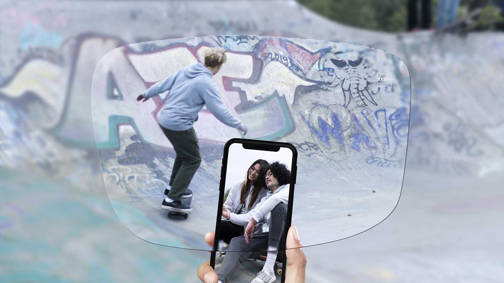 Vue d’un skate park à travers les verres unifocaux ZEISS SmartLife. 