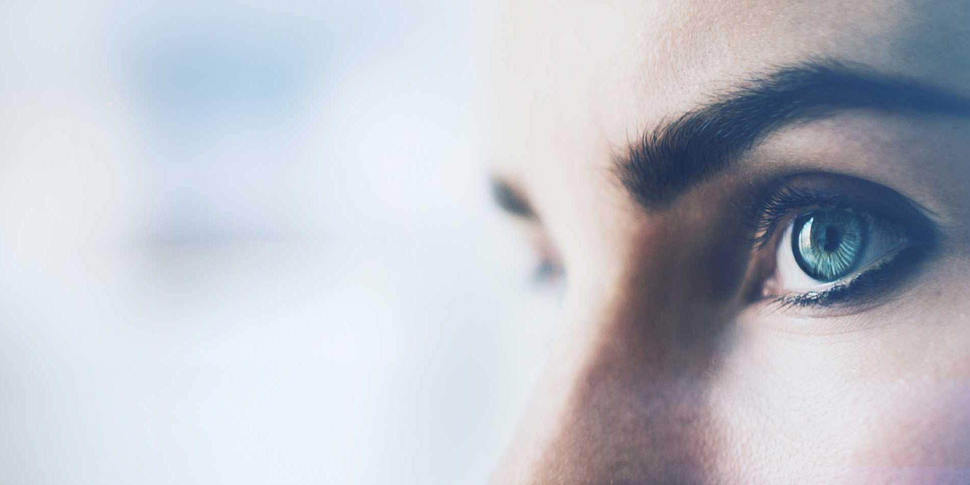 Close-up van vrouwenoog met visuele effecten op een witte achtergrond