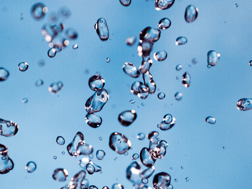 Een beeld van luchtbellen in het water.An image of air bubbles the water. 