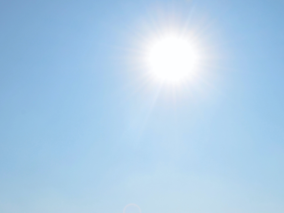 Une image du soleil et du ciel bleu. 