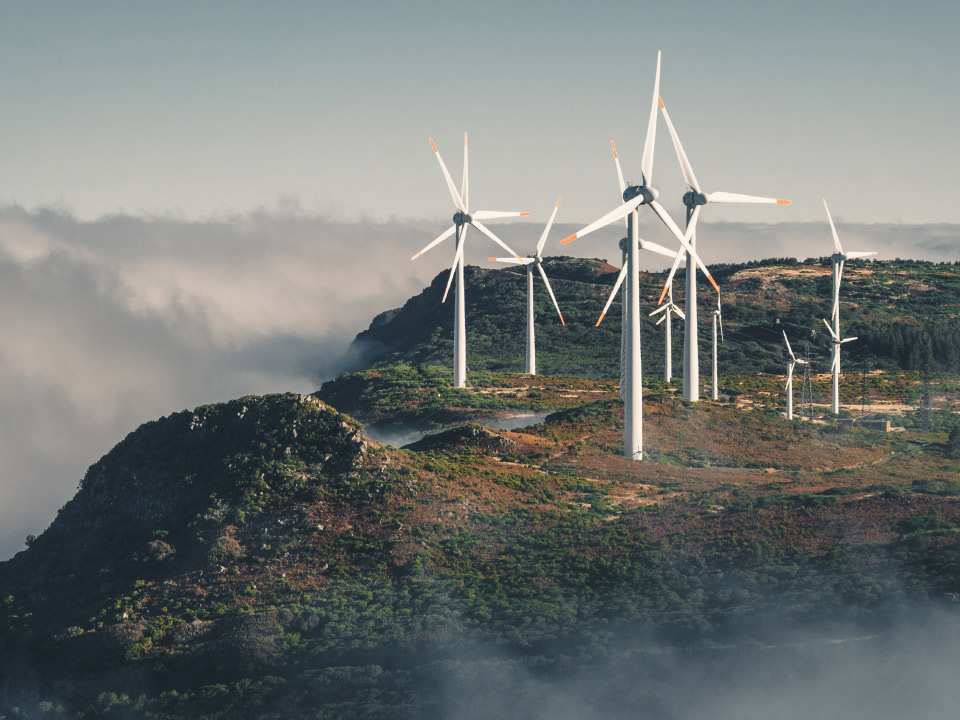 Une image d’éoliennes sur une falaise. 