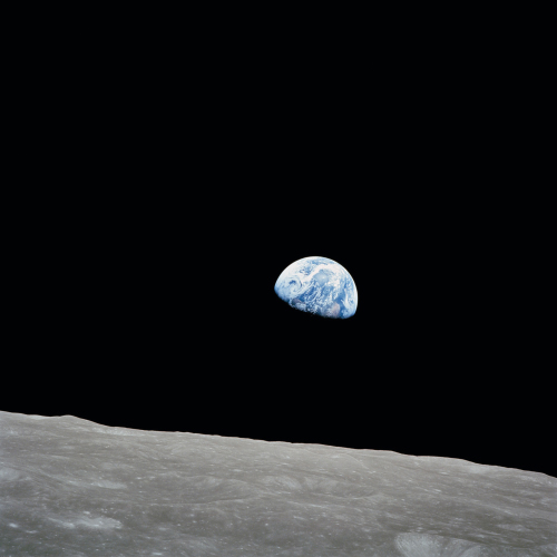 De iconische foto van de opkomende aarde, gemaakt met een ZEISS 250 mm Sonnar-telelens tijdens de Apollo 8-missie. 