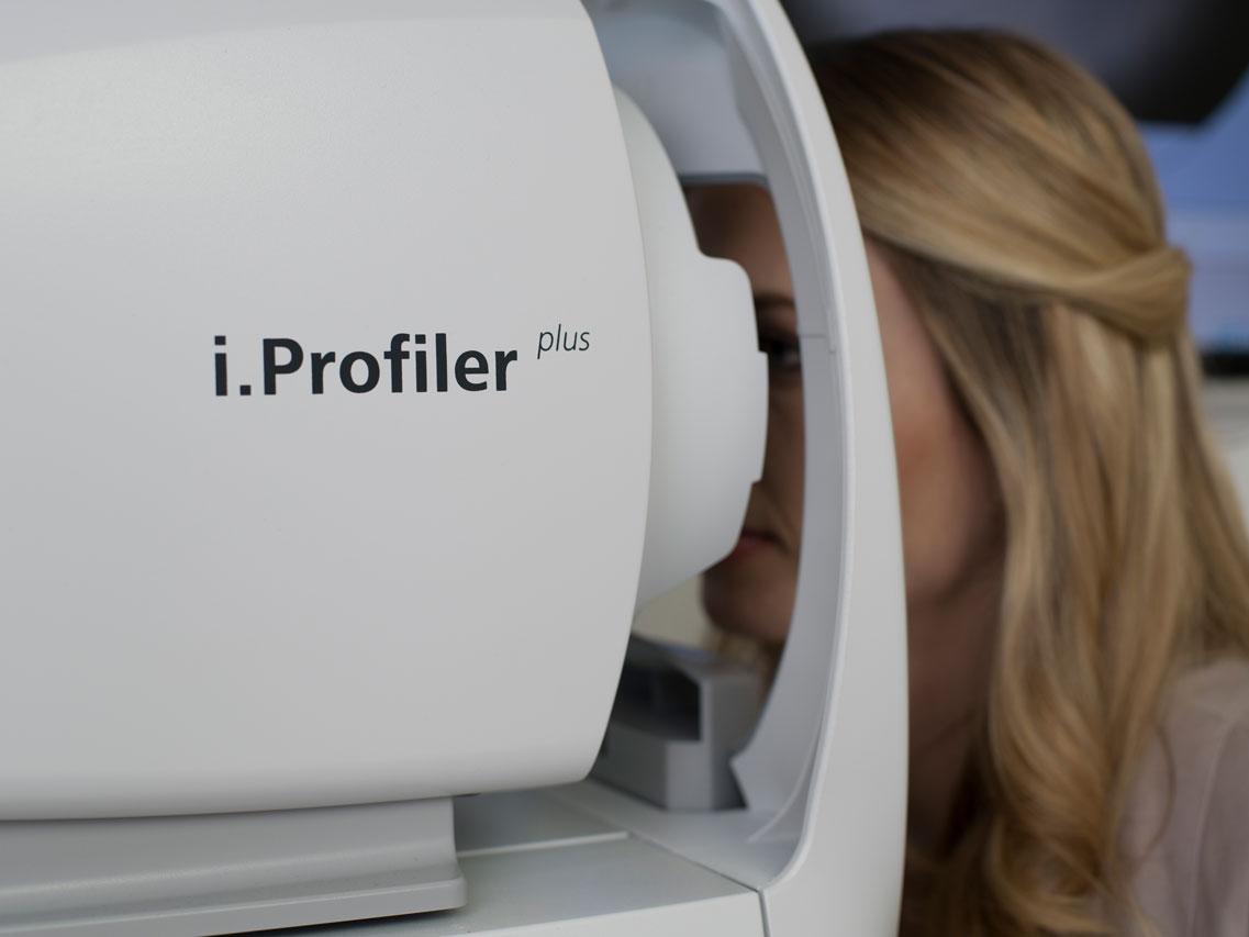 L'i.Profiler plus de ZEISS peut mesurer plus de 1 500 points de référence par œil en seulement 60 secondes.