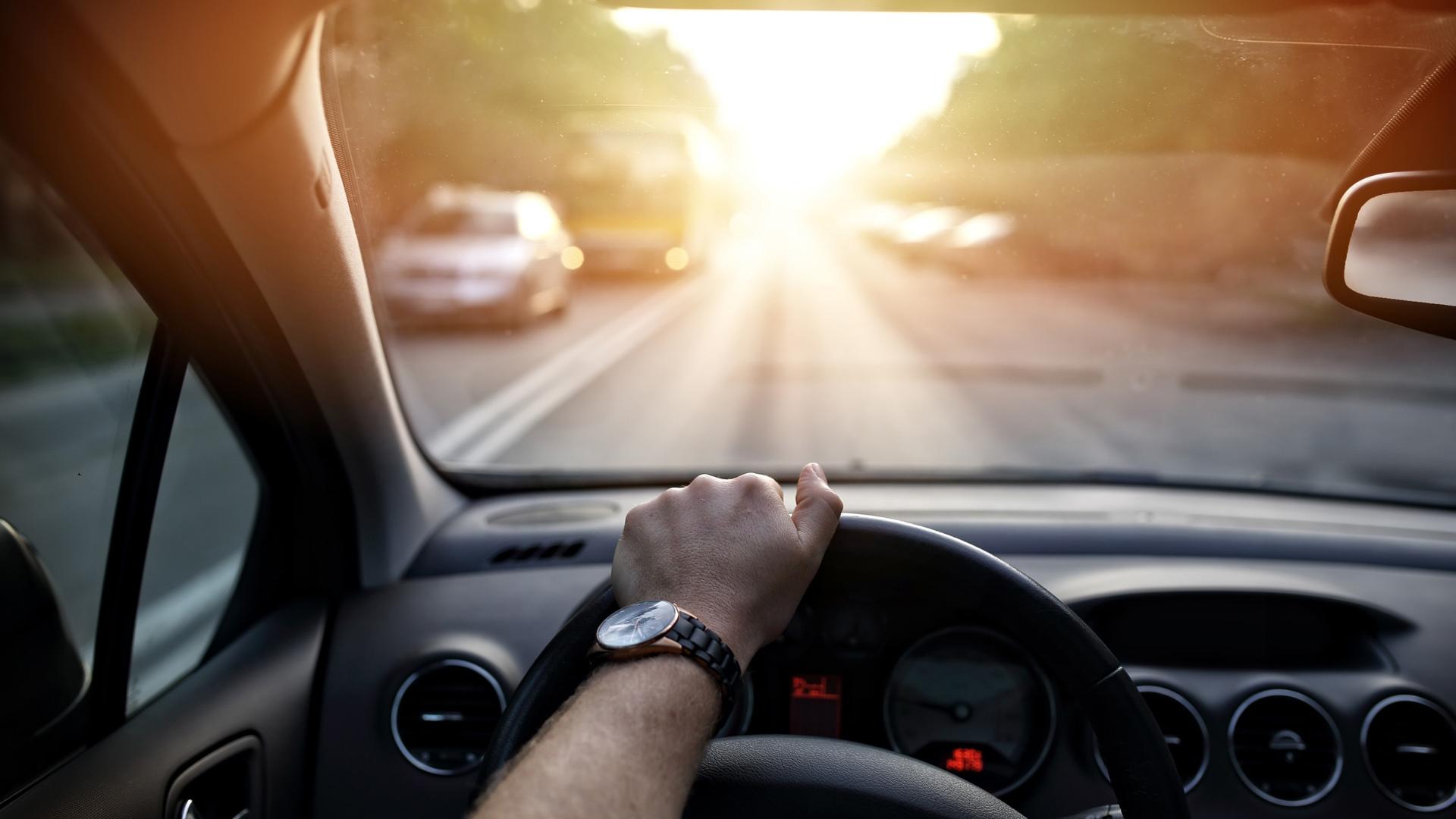 Bepaalde tinten kunnen bijzonder aangenaam zijn voor het autorijden.   Bruine of grijze tinten helpen om lichtsignalen zoals verkeerslichten of remlichten binnen milliseconden te identificeren, waardoor de reactietijd direct verbeterd wordt.