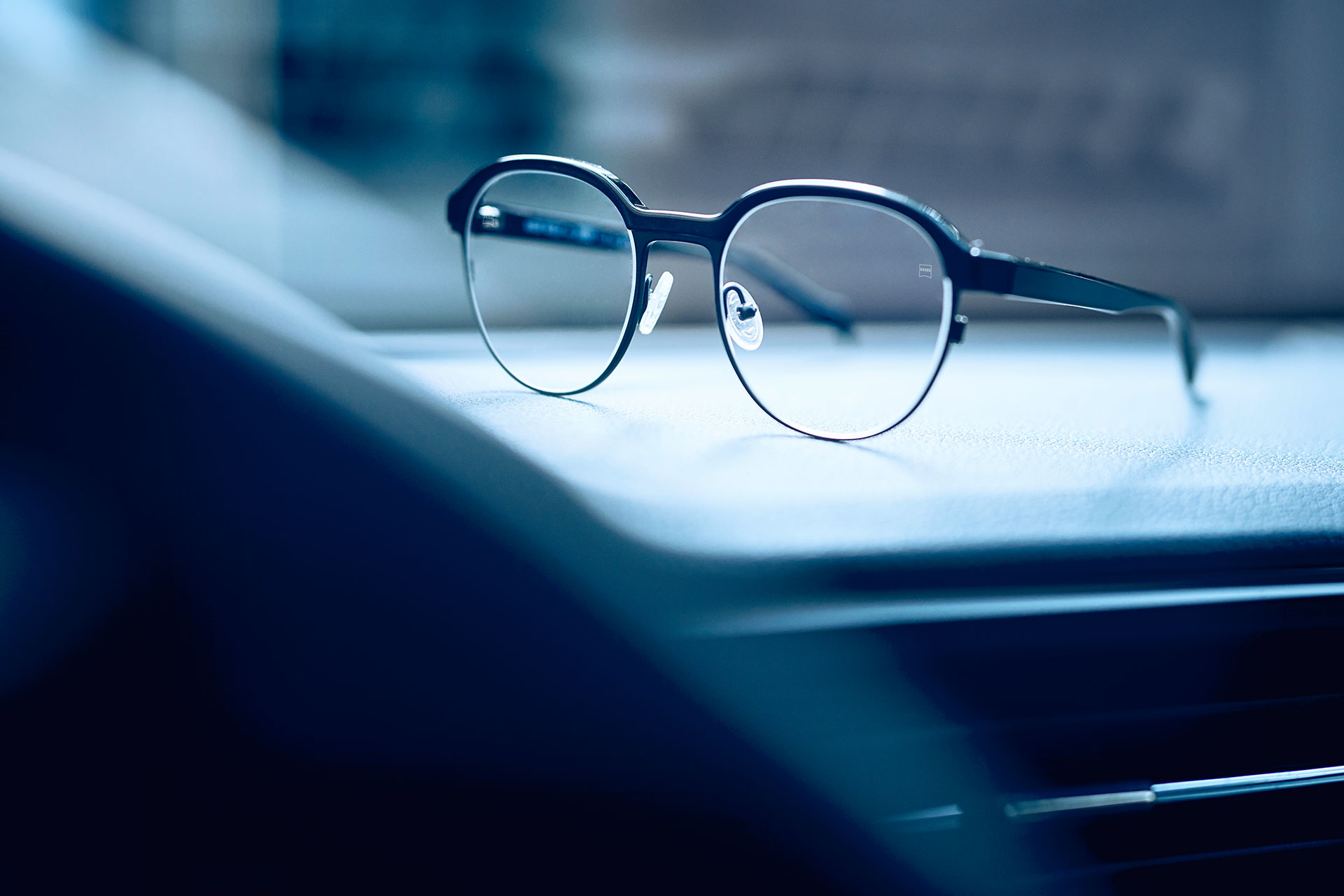 Ne laissez pas vos lunettes dans votre voiture pendant une période prolongée. 