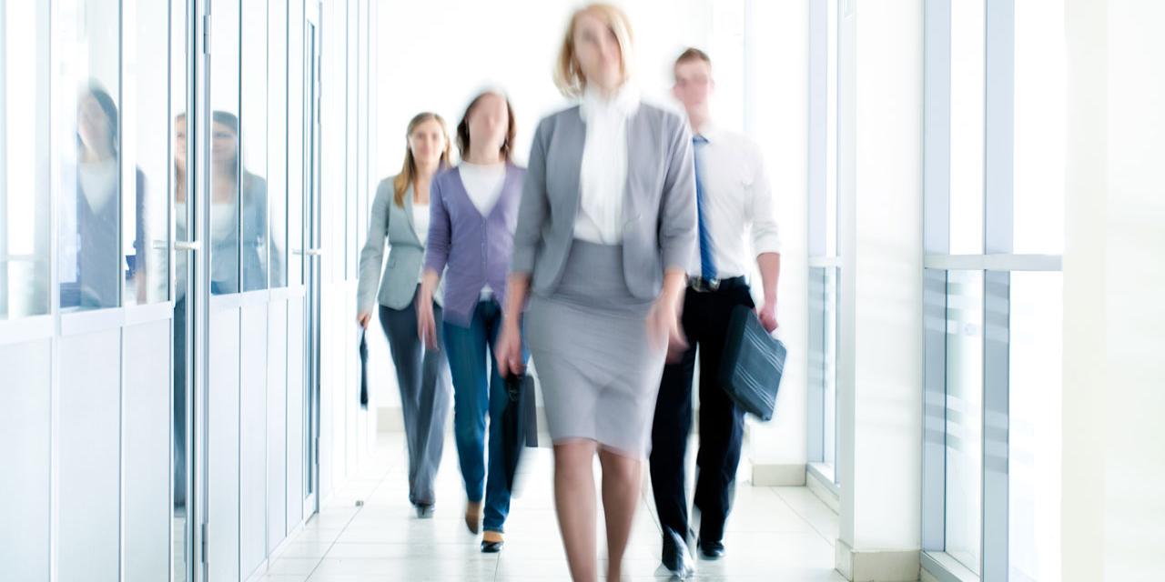 Des hommes et femmes d'affaires déformés qui marchent