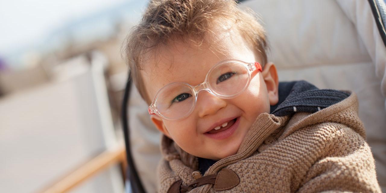 Dans la plupart des cas, le strabisme manifeste touche les bébés et les jeunes enfants.