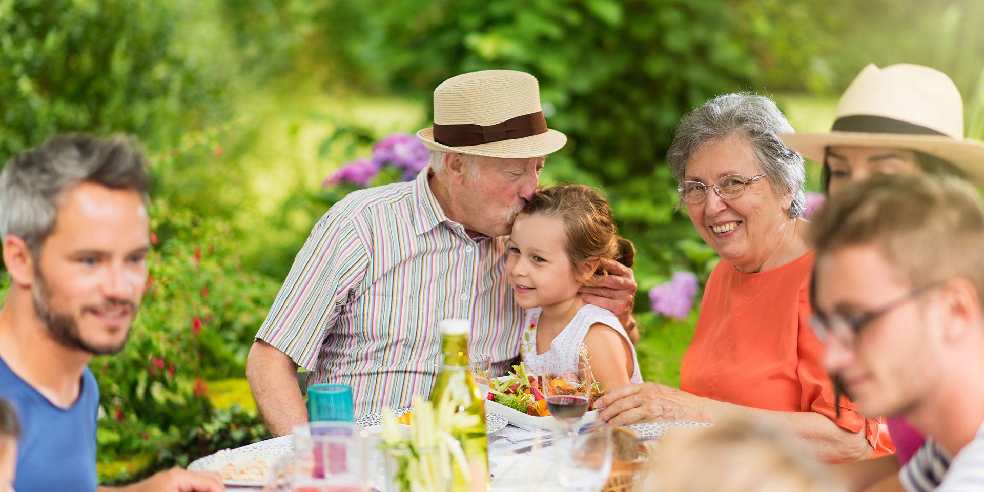 Déjeuner dans le jardin pour une famille multigénérationnelle