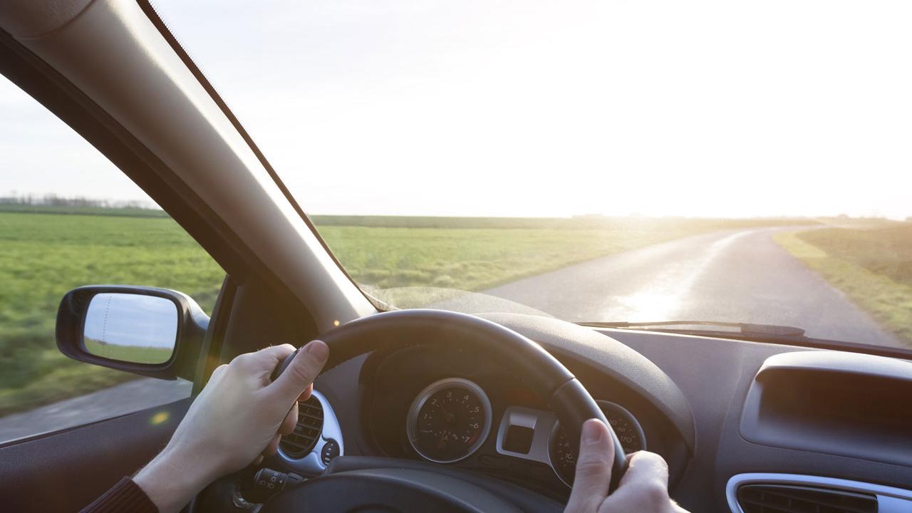 Dit geldt voor alle enthousiaste watersporters, automobilisten en iedereen die last heeft van vervelende reflecties bij het kijken met een zonnebril: brillen met een polarisatiefilter.