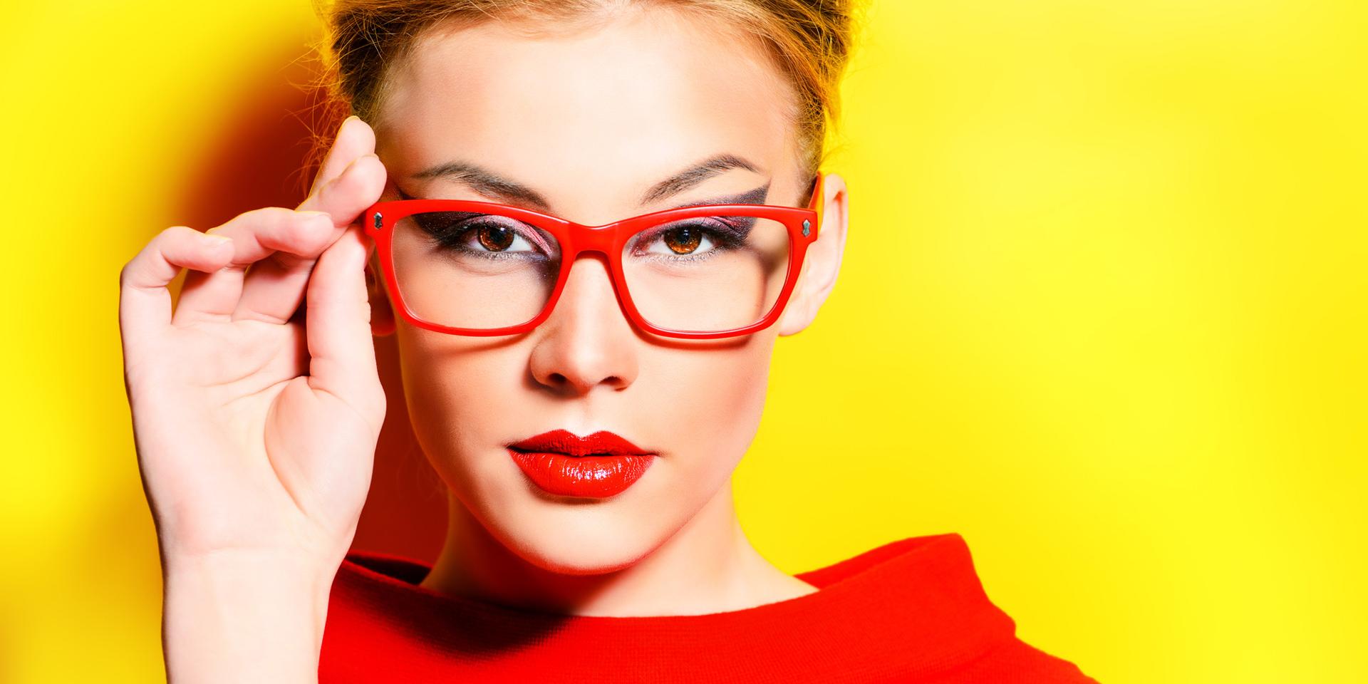 Conseils de maquillage à l&apos;attention des femmes porteuses de lunettes et de lentilles de contact