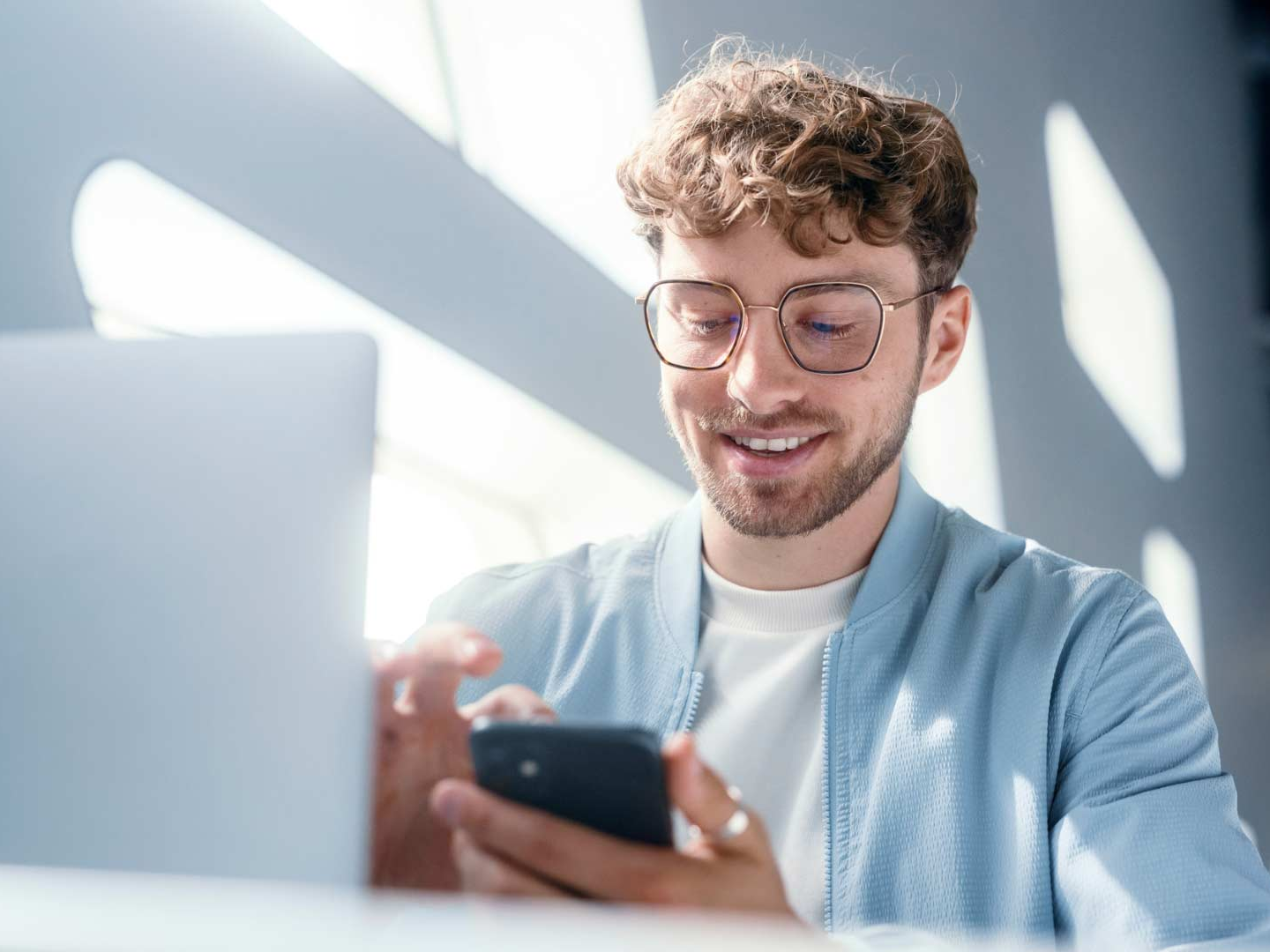 Même lorsque le soleil brille, les verres PhotoFusion X restent très clairs à l’intérieur des pièces fermées et ils offrent une vision optimale.