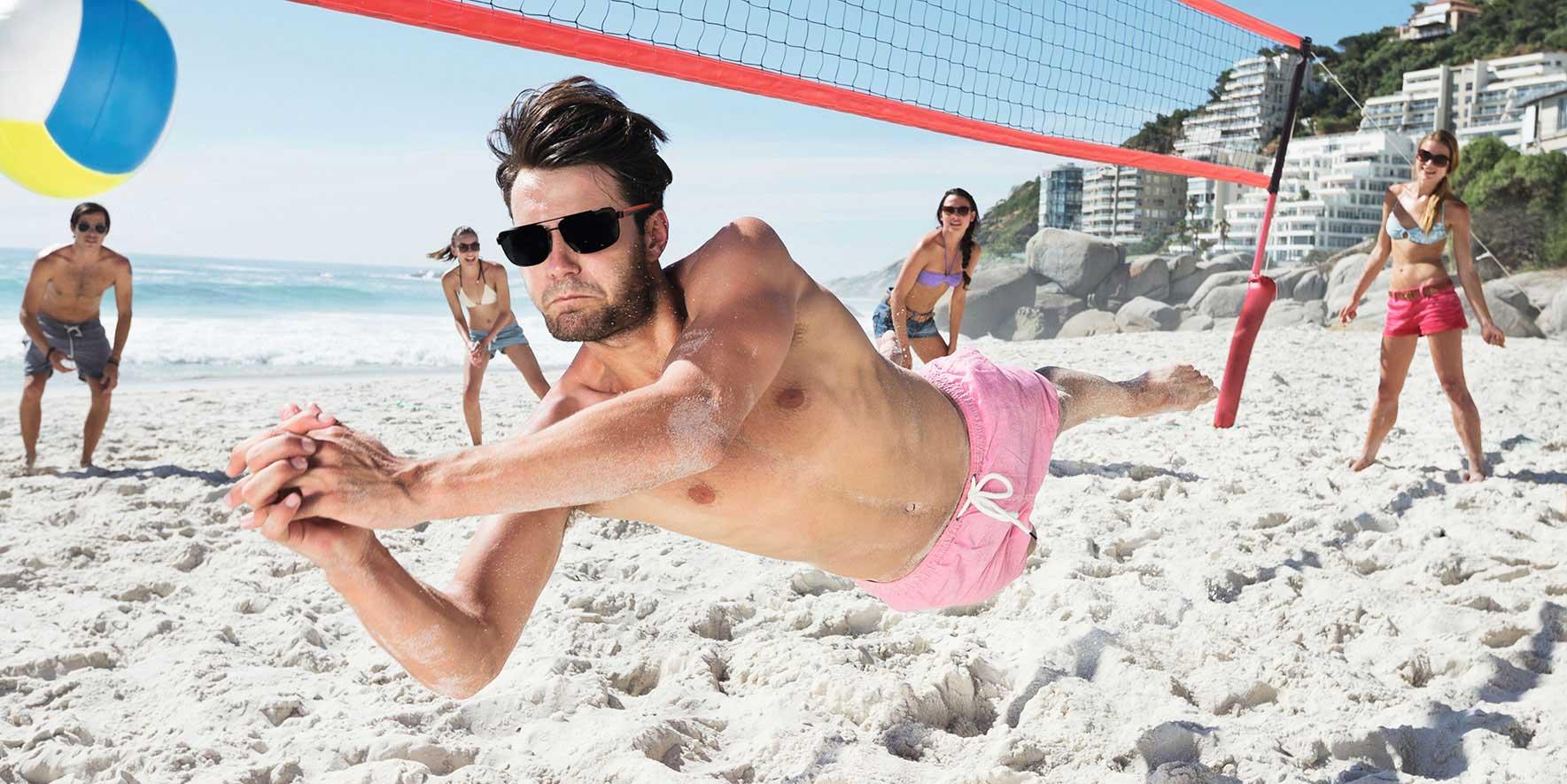 Personnes à la plage jouant au volley-ball de plage