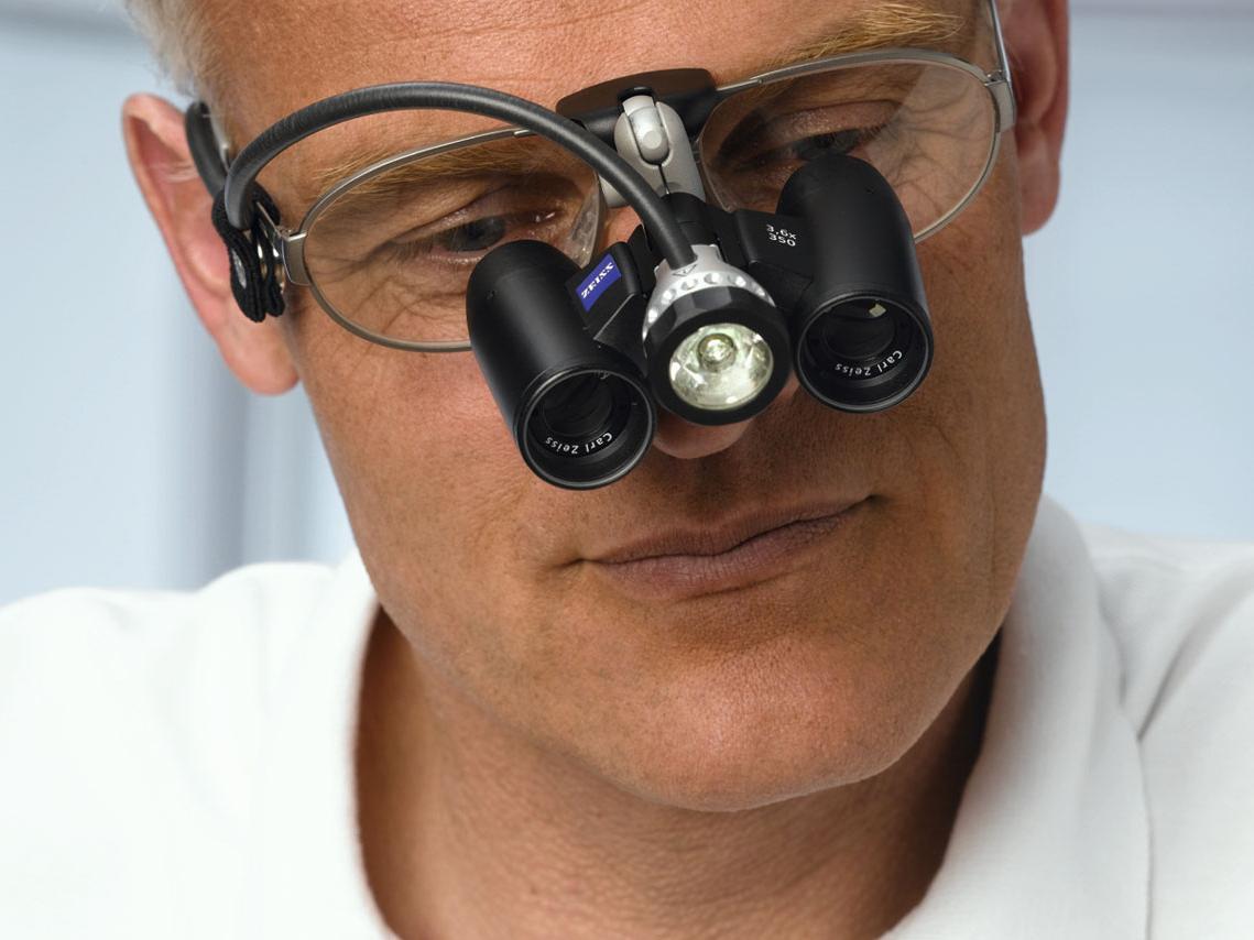 Tandartsen en tandtechnici werken aan microscopisch kleine details van de tanden, horlogemakers werken aan minuscule tandwielonderdeeltjes en schoonheidsspecialisten hebben een perfect scherpe blik op de huid van hun klant nodig.