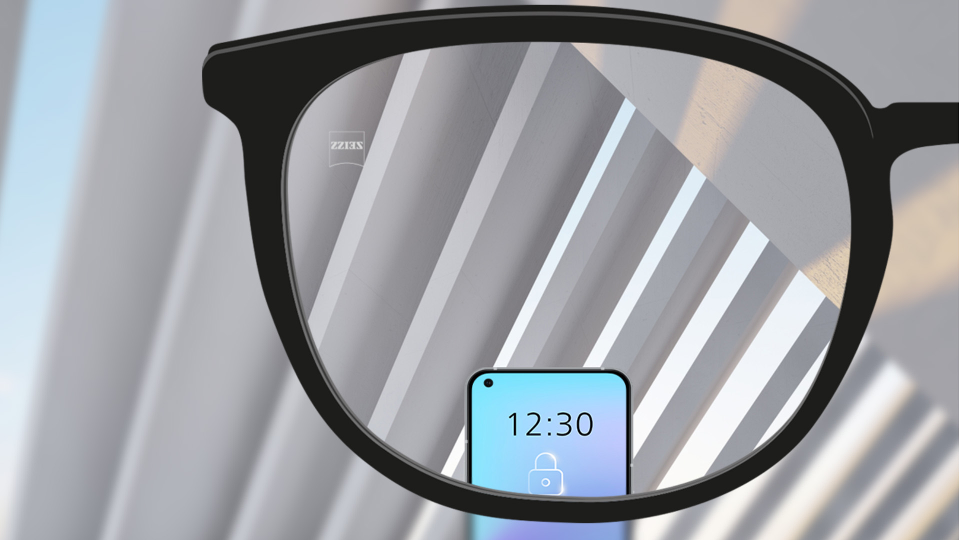 Een point of view-afbeelding met ZEISS enkelvoudige SmartLife brillenglazen met een smartphone en een volledig helder brillenglas.