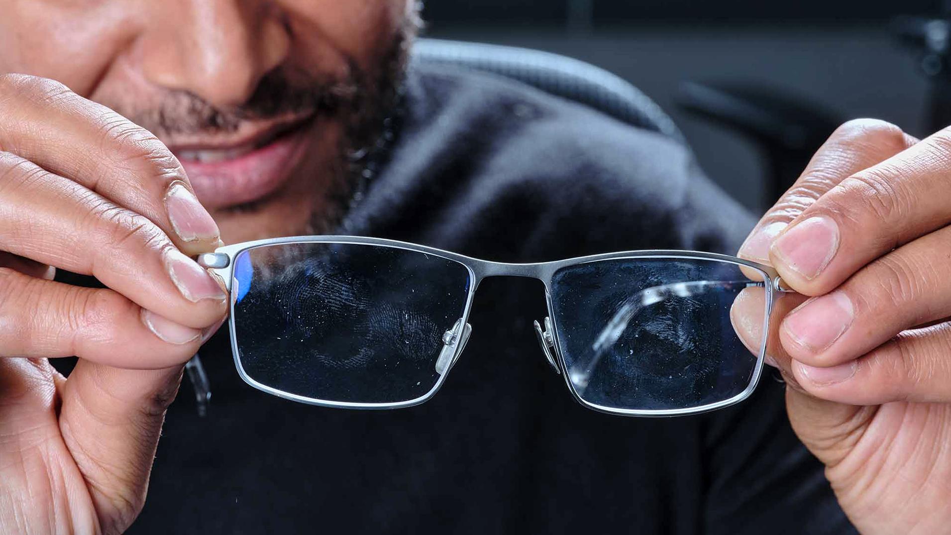 Krassen kunnen niet worden weggeveegd, of je nu kunststof- of glazen brillenglazen hebt