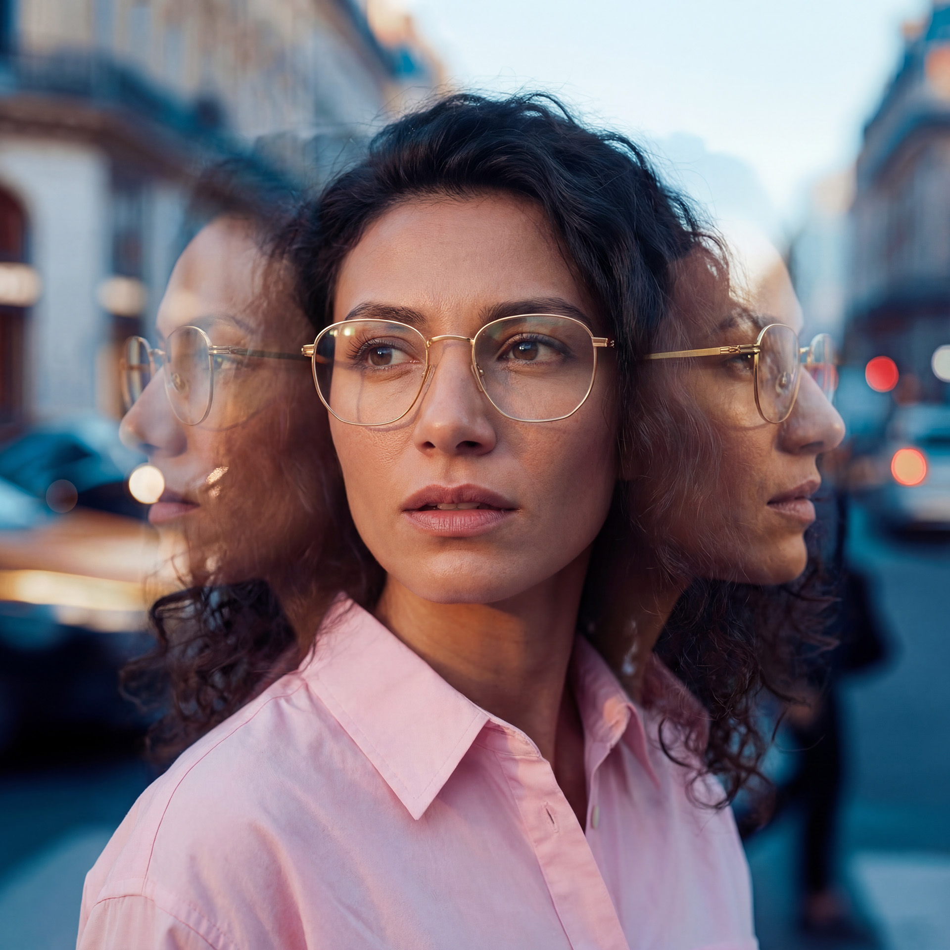 Une personne dans une rue bondée portant des lunettes conventionnelles avec des effets multi-exposition. 