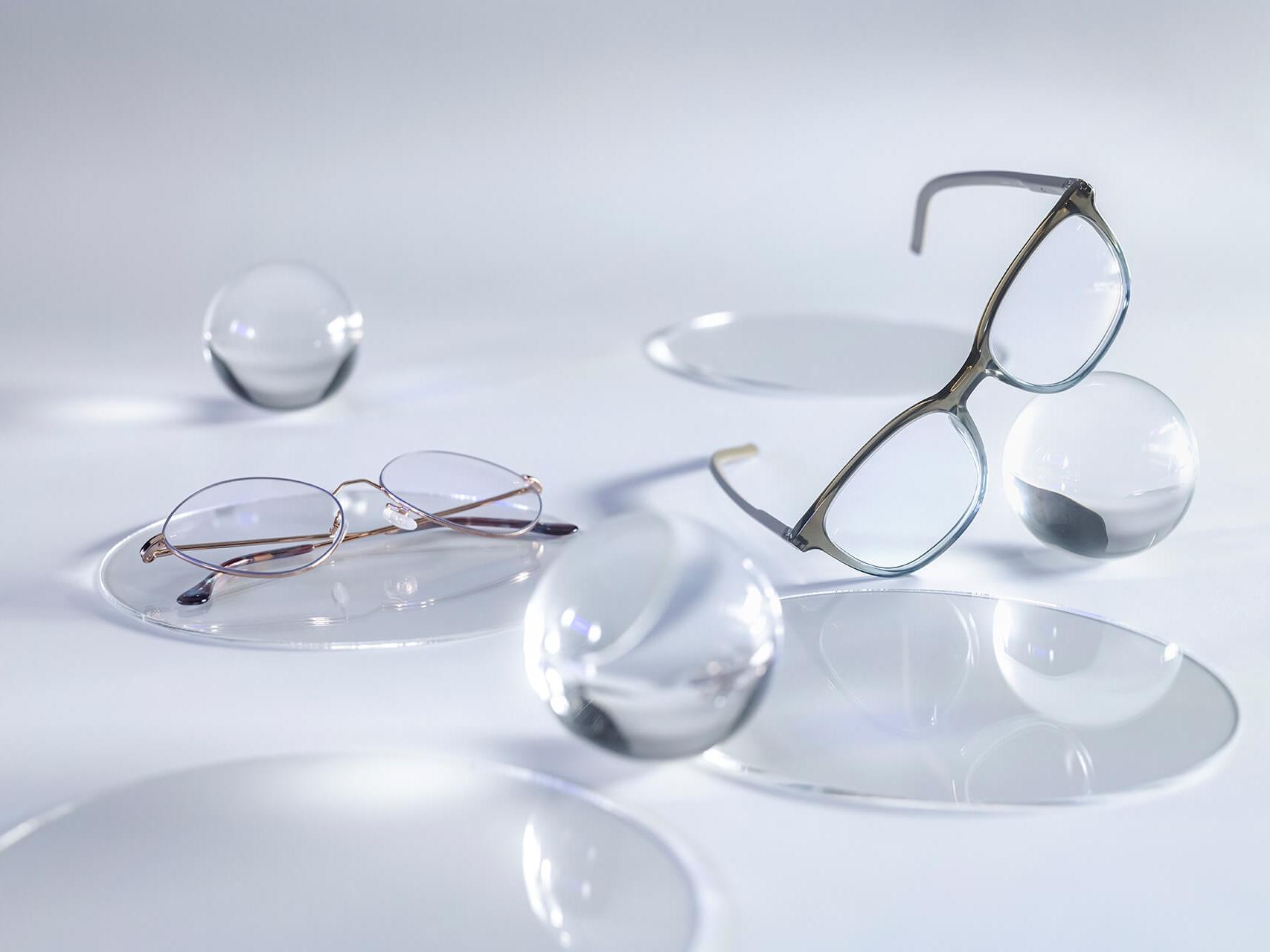 Brillenglazen met ZEISS brillenglazen die voorzien zijn van de DuraVision® Silver coating en geen reflecties vertonen in vergelijking met de omliggende glazen bollen.
