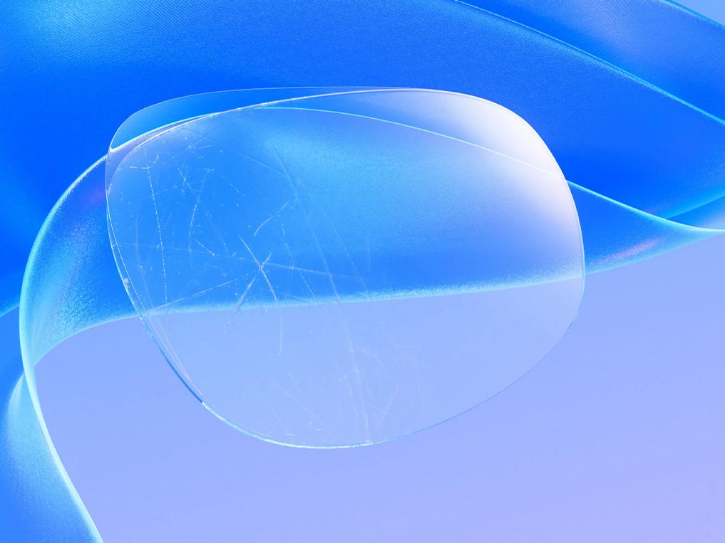 Représentation 3D en images de synthèse d'un verre de lunettes rayé sur lequel est appliqué une fine couche de traitement de lunettes comblant efficacement les rayures et résultant en une surface de verre nette et intacte.