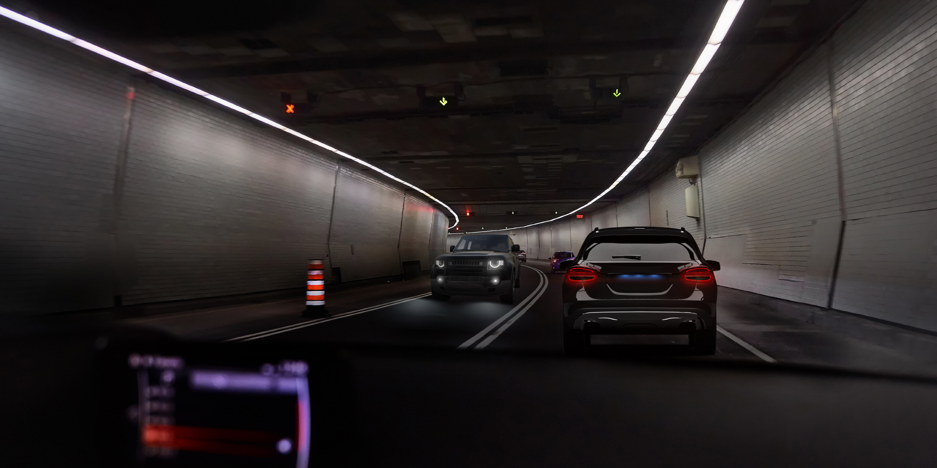 Twee beelden van het gezichtspunt van een bestuurder in een tunnel met inkomend verkeer, waarbij op het ene beeld schittering van de auto en de tunnelverlichting te zien is en op het andere beeld duidelijk verminderde schittering.