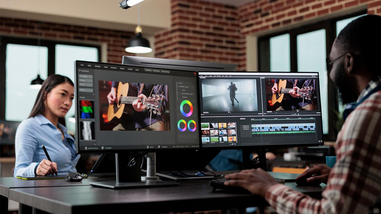 Een jonge vrouw zit tegenover een mannelijke grafisch ontwerper van middelbare leeftijd met een ZEISS computerbril. Beide richten zich op hun computerschermen.