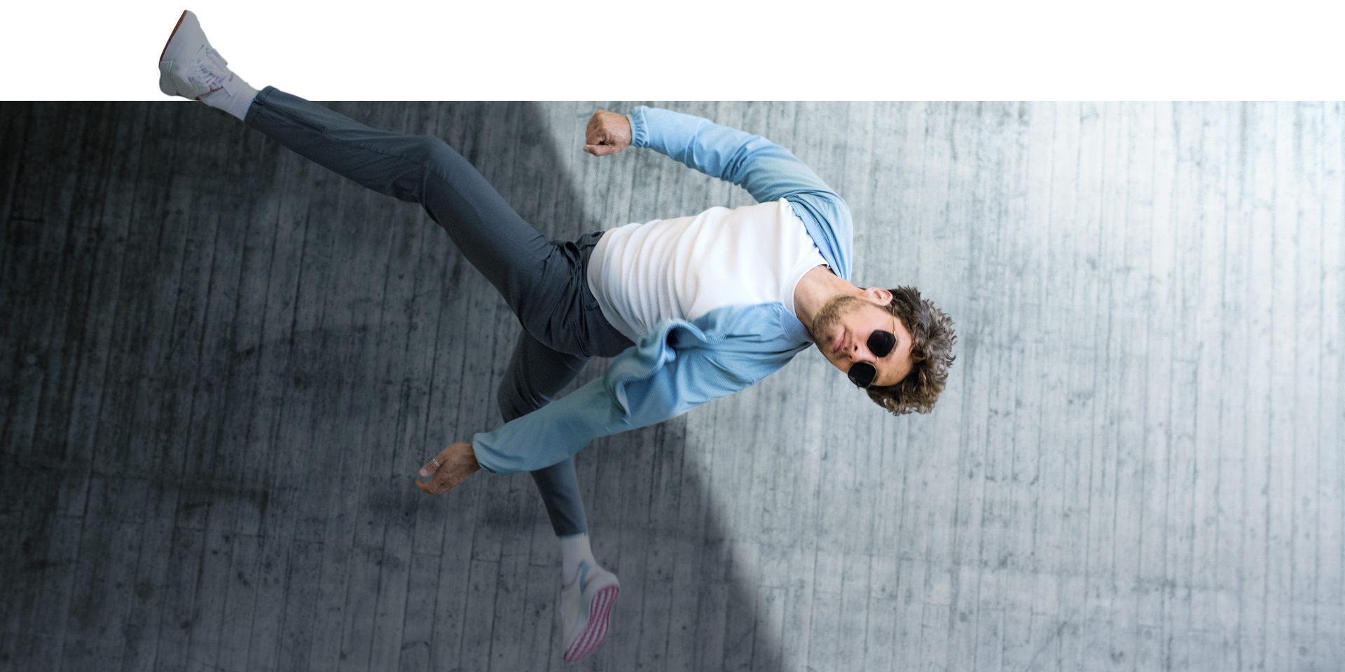  Man springt in de lucht met bril met ZEISS PhotoFusion X in getinte staat 