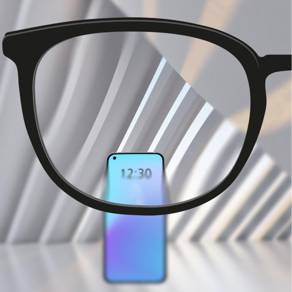 Een afbeelding met links een standaard brillenglas met vervormingen in de rand, vergeleken met rechts een premium brillenglas met een helder, onvervormd zicht door het hele brillenglas.