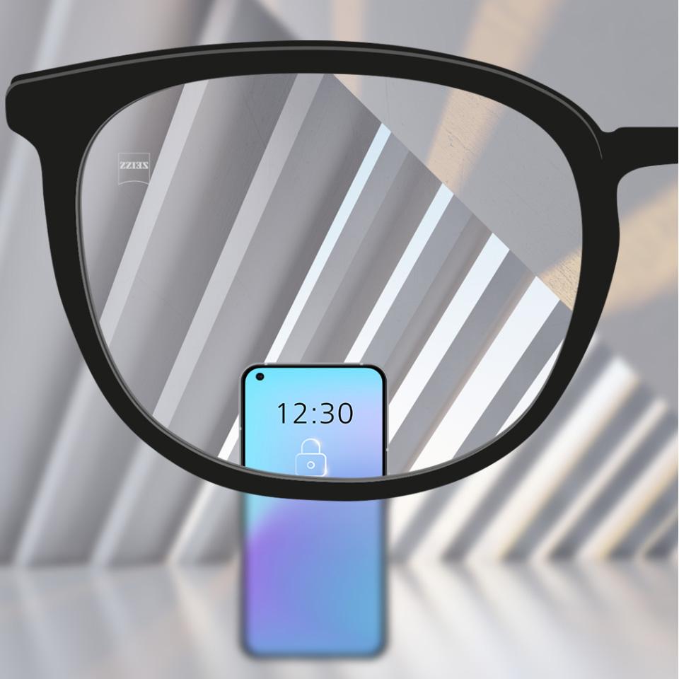 Un curseur d’images montre un verre conventionnel à gauche avec des distorsions dans la périphérie par rapport à un verre haut de gamme à droite avec une vue nette dans la totalité du verre.