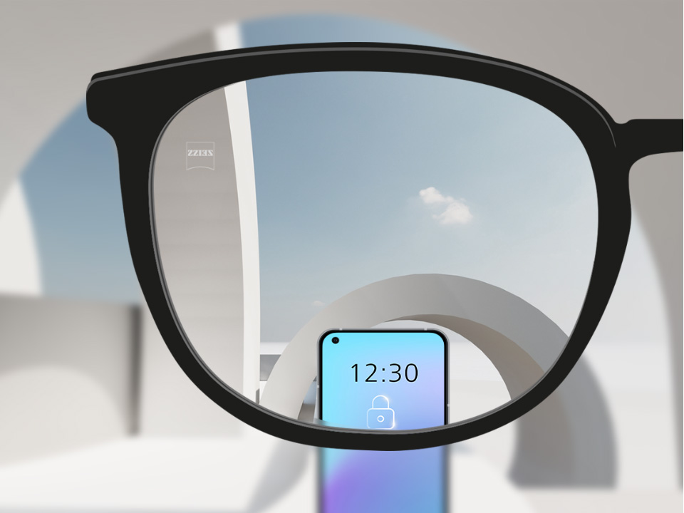 Schematische point-of-view-illustratie door een SmartLife Young unifocaal brillenglas dat een duidelijk zicht toont op verre objecten en digitale apparaten. 