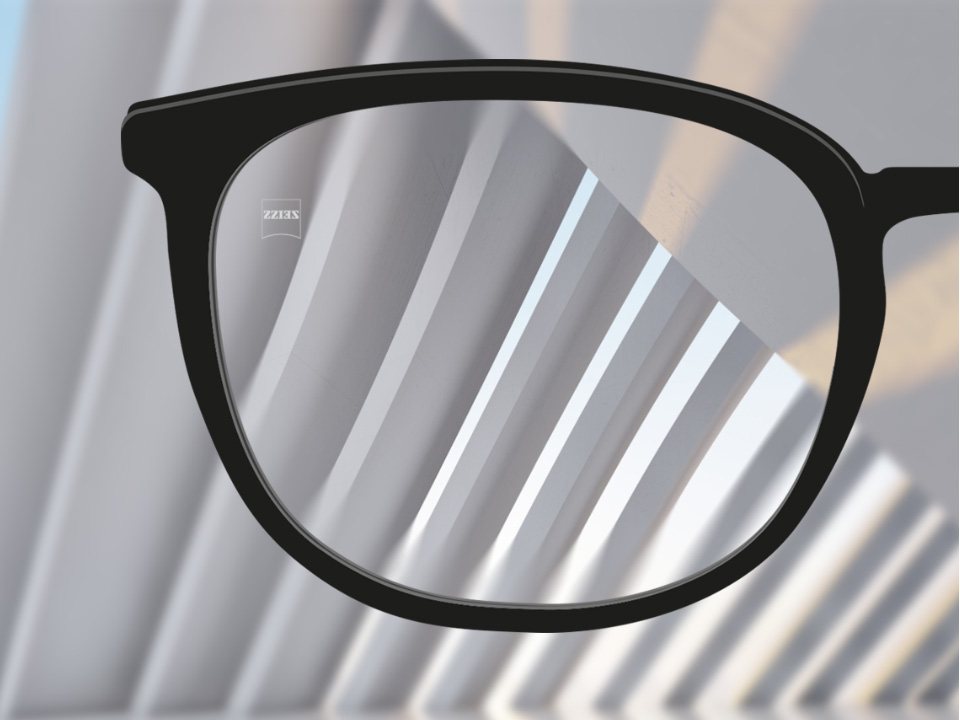 Een gezichtspunt met ZEISS unifocale ClearView brillenglazen en het brillenglas is helder, behalve aan de buitenkant van het brillenglas. 