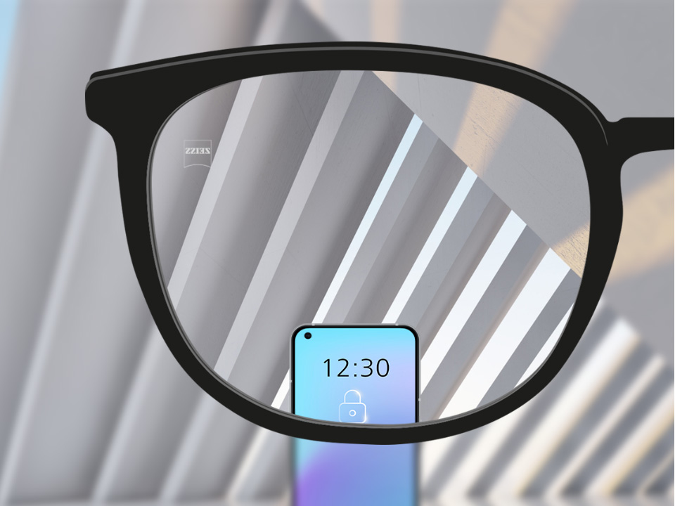 Een point of view-afbeelding met ZEISS unifocale SmartLife brillenglazen met een smartphone en een volledig helder brillenglas. 