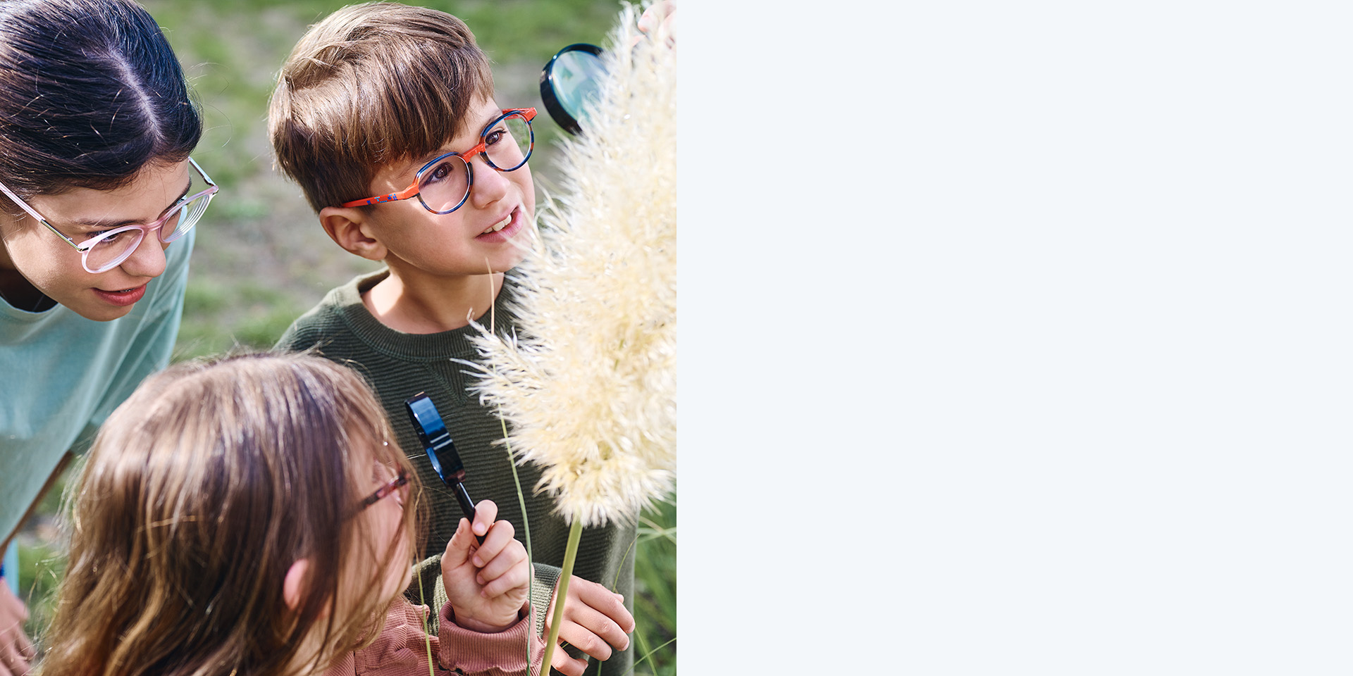 2 filles et 1 garçon qui portent des verres ZEISS MyoCare. Ils regardent une plante, deux des trois enfants observent la plante avec des loupes.
