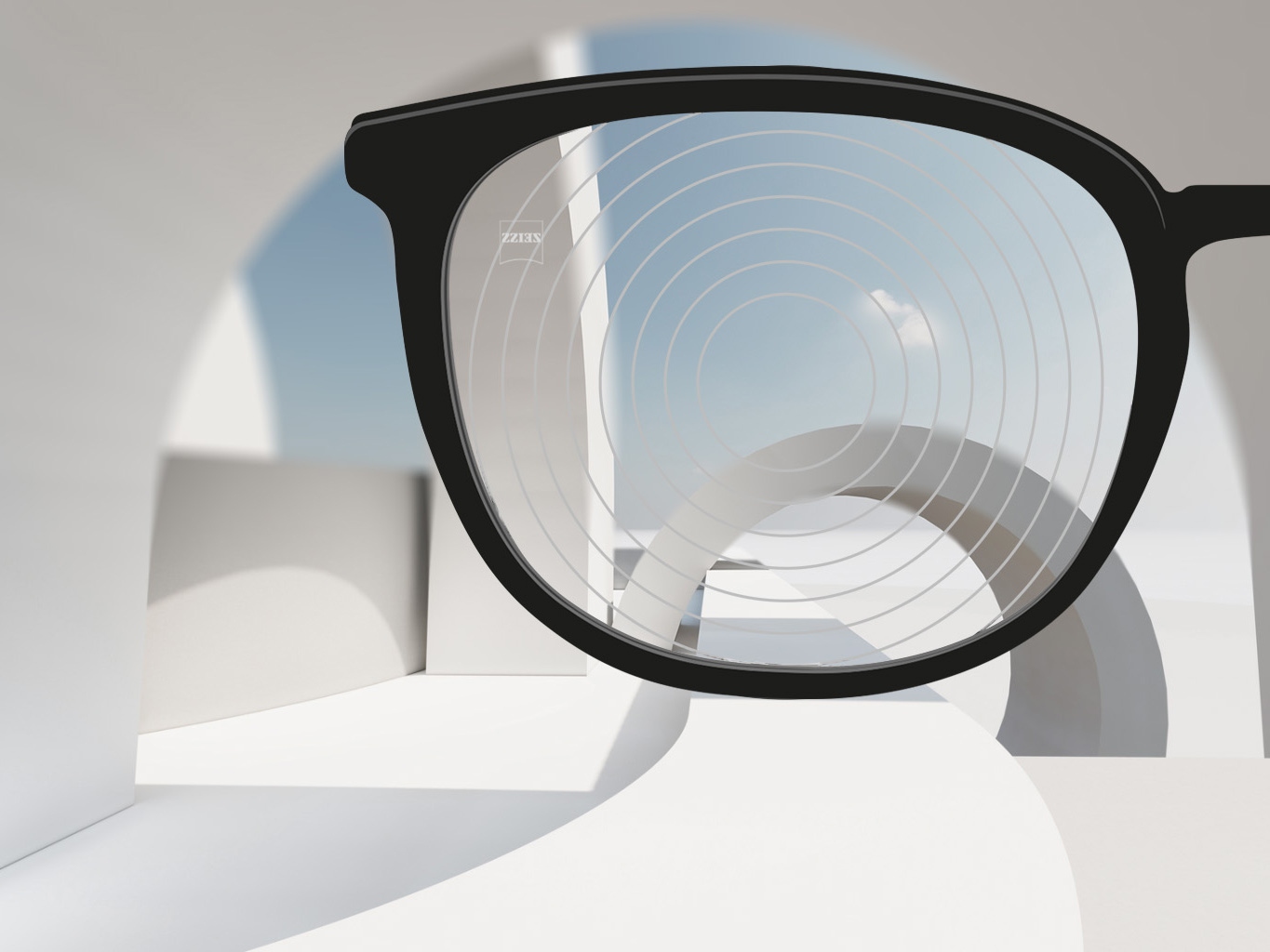 Een close-up van brillenglazen voor myopiebeheer van ZEISS, met een zwart brilmontuur en concentrische cirkels op het glasoppervlak. 