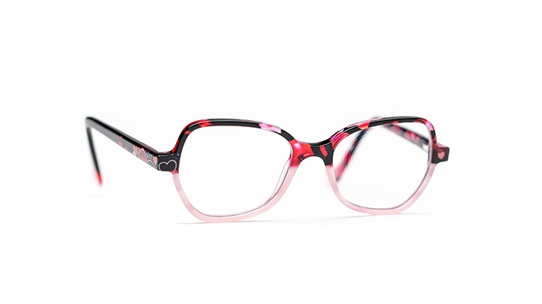 Bril met kinderglazen met zwart, rood en zachtroze montuur met hartjes.